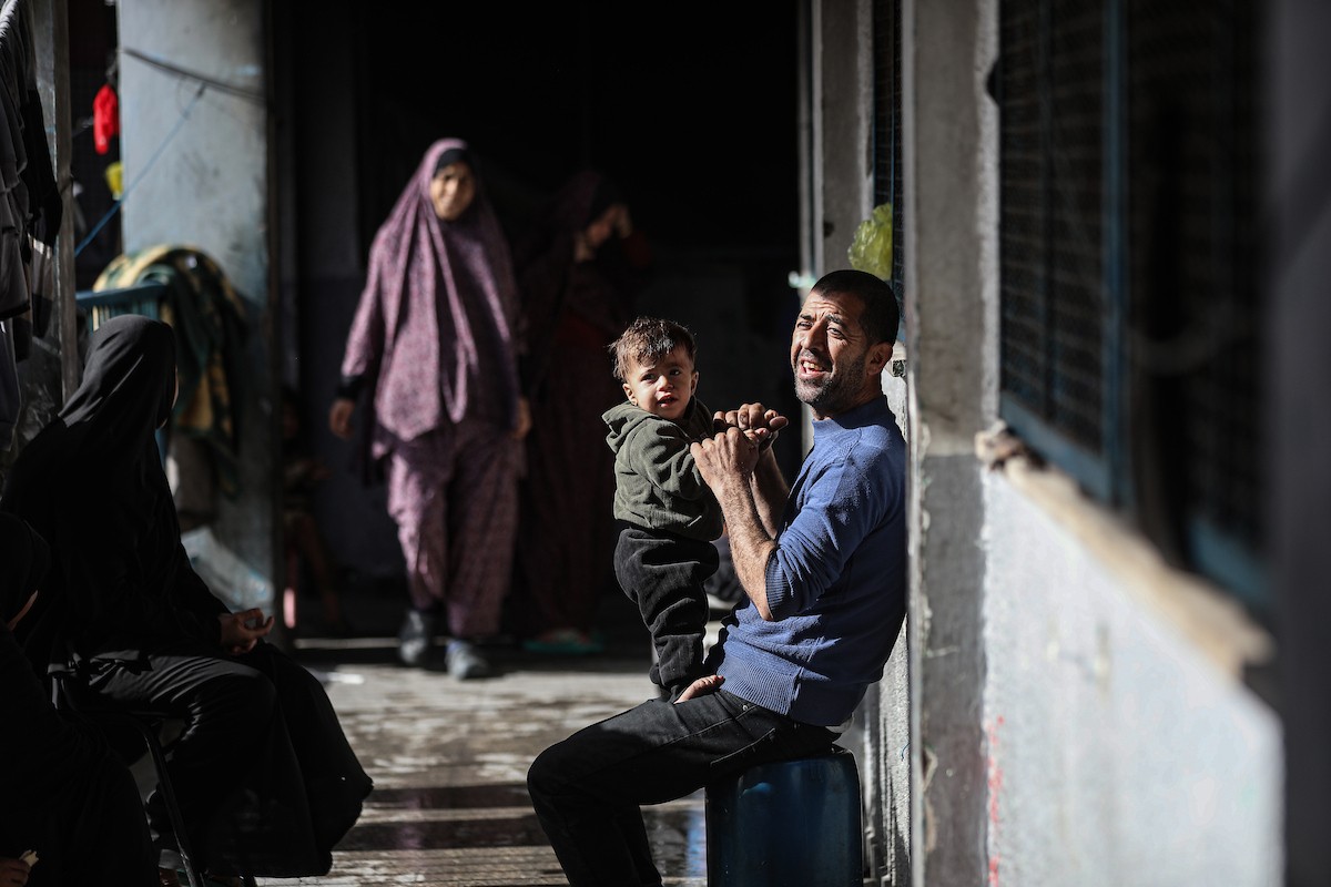 عائلات فلسطينية نزحت جراء الهجمات الإسرائيلية منذ 7 أكتوبر/تشرين الأول 2023، تأوي إلى مدرسة تابعة لوكالة الأونروا في حي تل الهوى بمدينة غزة. 26 يناير/كانون الثاني 2026، بعدسة عمر أشتوي