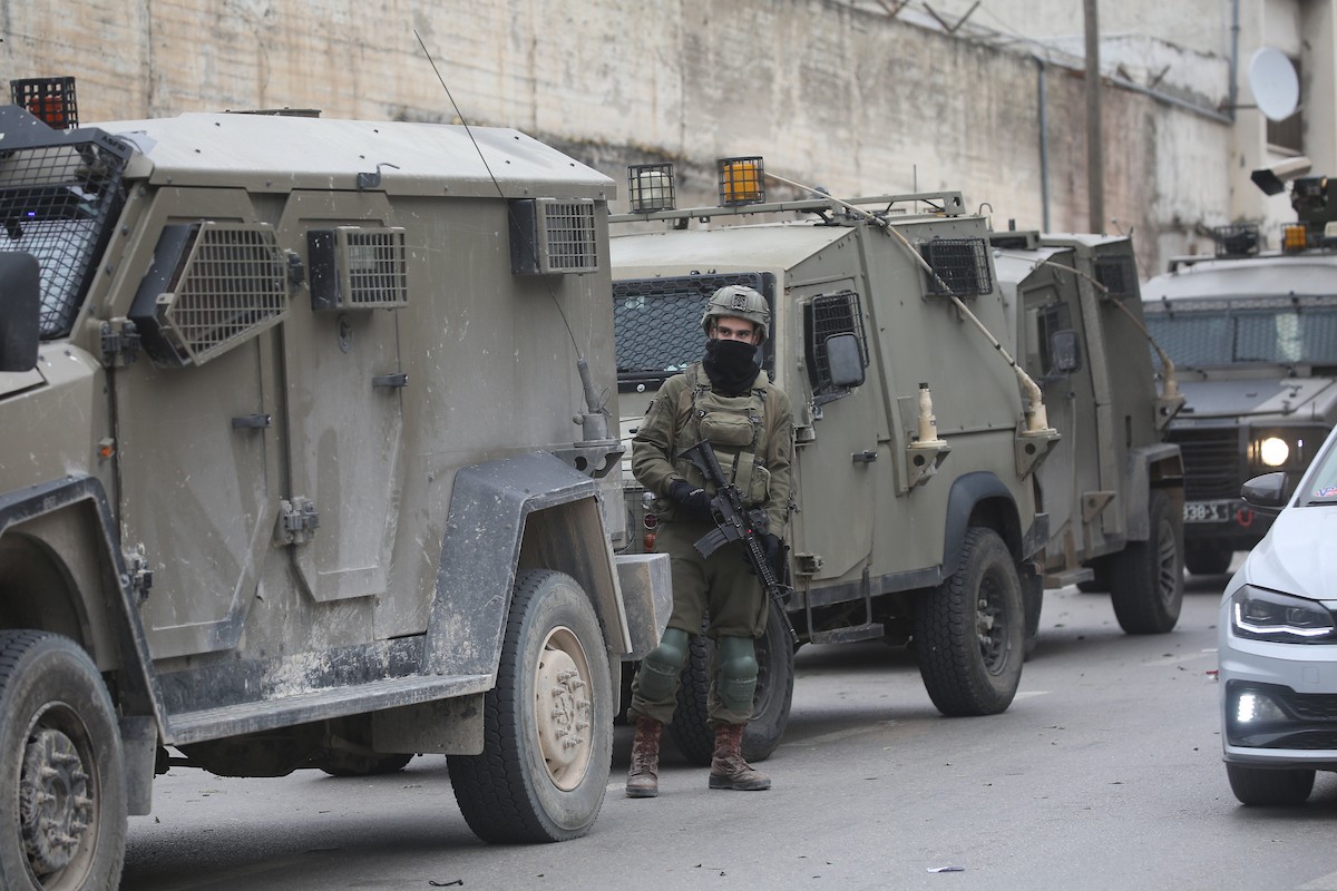 نفّذت قوات الجيش الإسرائيلي عملية عسكرية في مخيم العين للاجئين غرب نابلس، ٢٢ يناير/كانون الثاني ٢٠٢٦. صورة: محمد ناصر