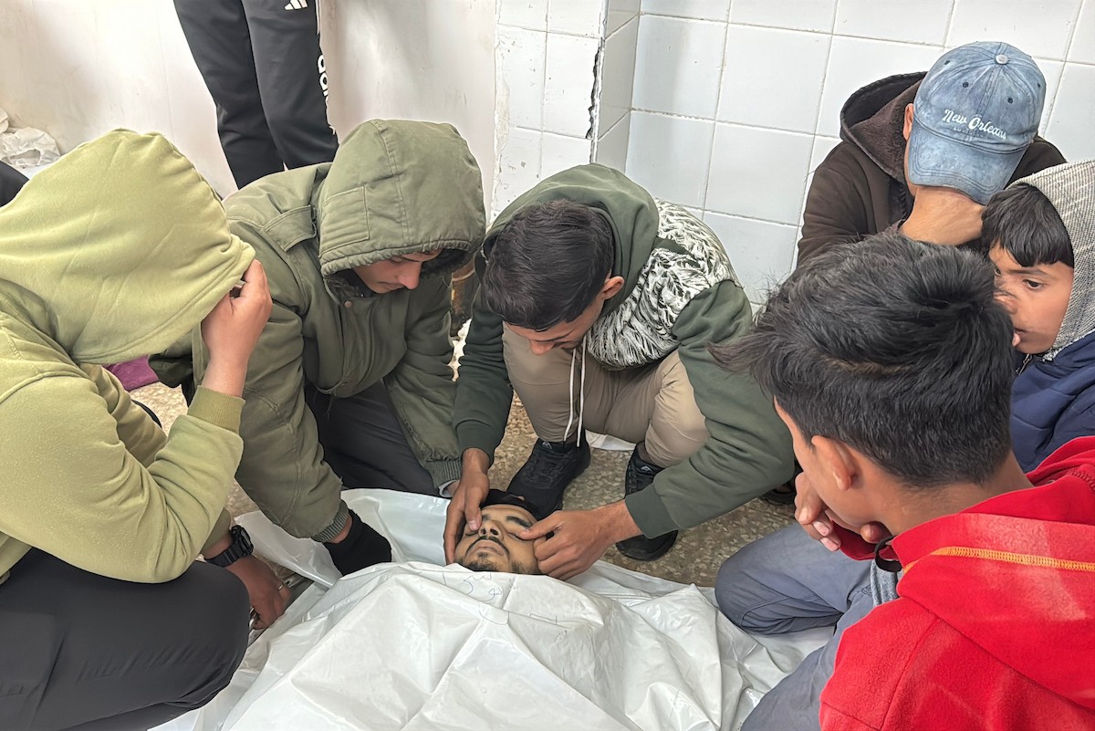 فلسطينيون يودعون جثامين ثلاثة مواطنين استشهدوا في غارات جوية إسرائيلية على مخيم المغازي للاجئين، قبل موكب جنازتهم في مستشفى الأقصى بدير البلح، وسط قطاع غزة. 30 يناير/كانون الثاني 2026. صورة: أحمد إبراهيم