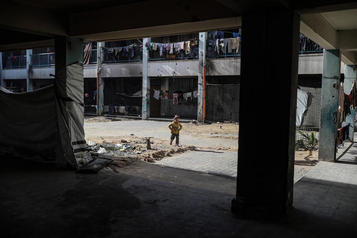 عائلات فلسطينية نزحت جراء الهجمات الإسرائيلية منذ 7 أكتوبر/تشرين الأول 2023، تأوي إلى مدرسة تابعة لوكالة الأونروا في حي تل الهوى بمدينة غزة. 26 يناير/كانون الثاني 2026، بعدسة عمر أشتوي