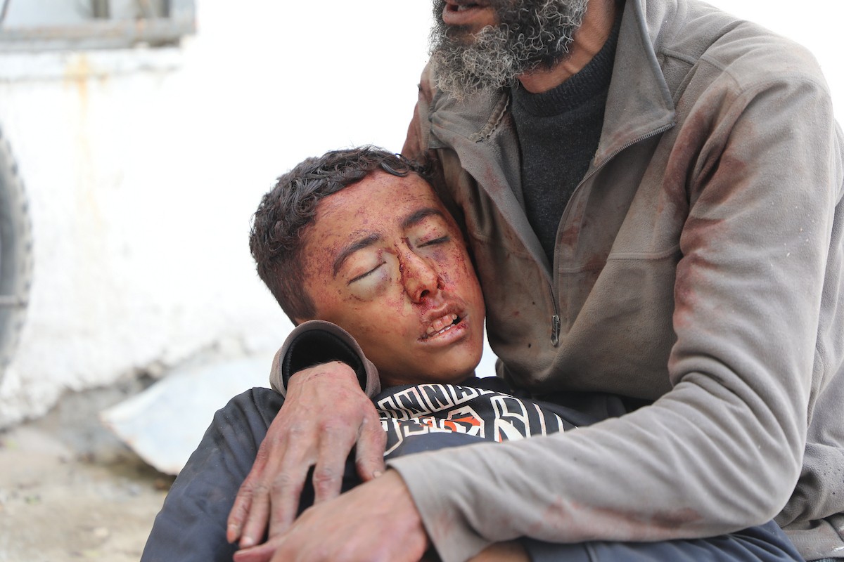 حضر أقارب شاب فلسطيني، قُتل بنيران الجيش الإسرائيلي، مراسم الدفن التي أقيمت في مستشفى الشفاء بمدينة غزة، في 24 يناير/كانون الثاني 2026. (صورة: عمر أشتوي)