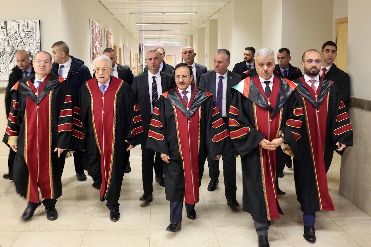 الرئيس الفلسطيني محمود عباس (أبو مازن) خلال زيارته للجامعة العربية الأمريكية ومنحه شهادة دكتوراه فخرية في العلوم الإنسانية، رام الله، الضفة الغربية، 15 يناير/كانون الثاني 2026. تصوير: ثائر غنايم