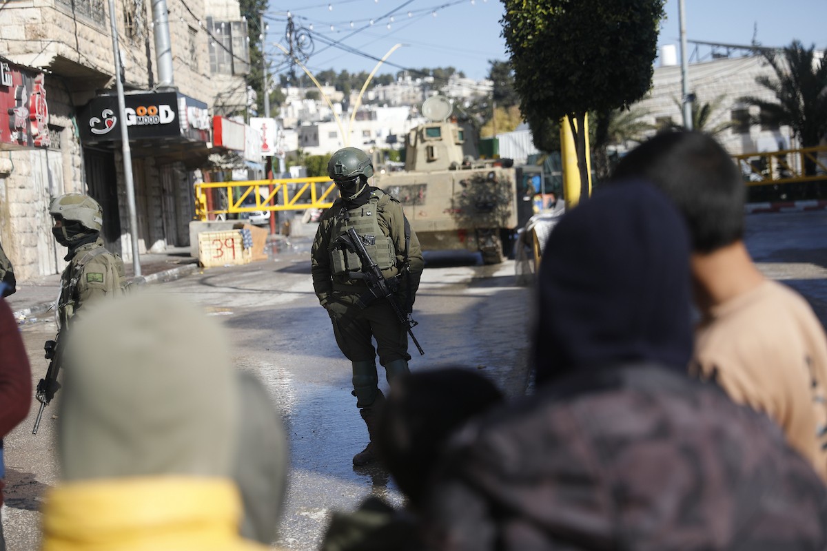 الجيش الإسرائيلي يشن عملية عسكرية واسعة النطاق في الخليل، جنوب الضفة الغربية، 19 يناير/كانون الثاني 2026. صورة: مأمون وزواز