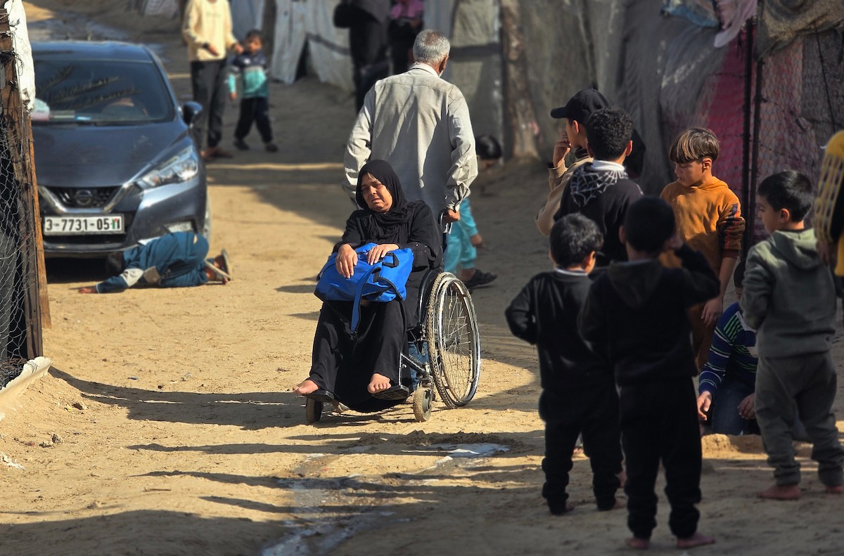 المسنّة عطاف جندية، تتلقى العلاج في مستشفى ناصر بمدينة خان يونس، بعد إصابتها بفشل كلوي ،في ظل النقص الحاد في الأدوية والمستلزمات الطبية والحالة الحرجة التي تعاني منها مستشفيات قطاع غزة،1 يناير/كانون الثاني 2026. تصوير: طارق محمد