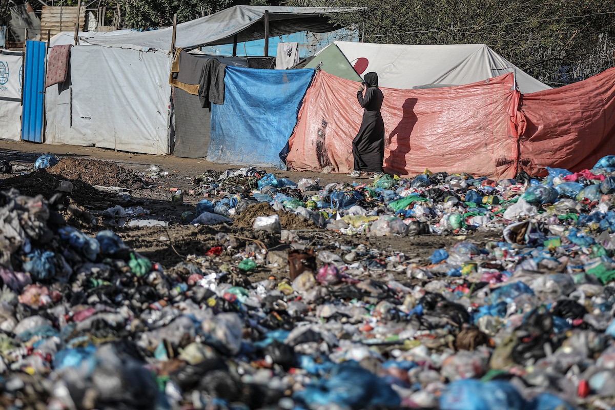 عائلات فلسطينية نازحة تكافح من أجل البقاء في ظروف قاسية بمخيم النصيرات للاجئين وسط قطاع غزة، 29 يناير/كانون الثاني 2026.صورة: رمزي أبو عامر