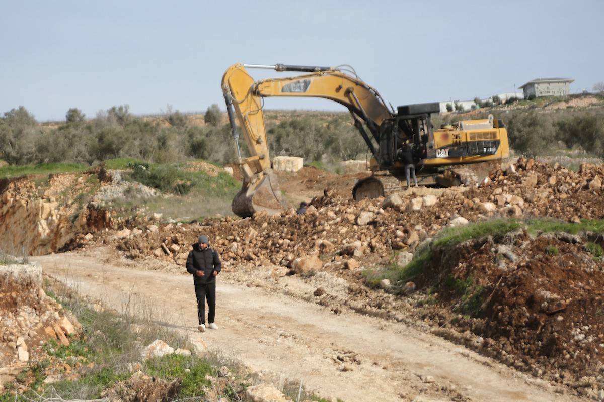 يتفقد الفلسطينيون الأضرار التي لحقت بمركباتهم وشاحناتهم وجرافاتهم بعد أن أضرم مستوطنون إسرائيليون النار فيها خلال هجوم شنوه على قرية عوريف، جنوب نابلس، في الضفة الغربية في 21 يناير/كانون الثاني 2026. صورة: محمد ناصر