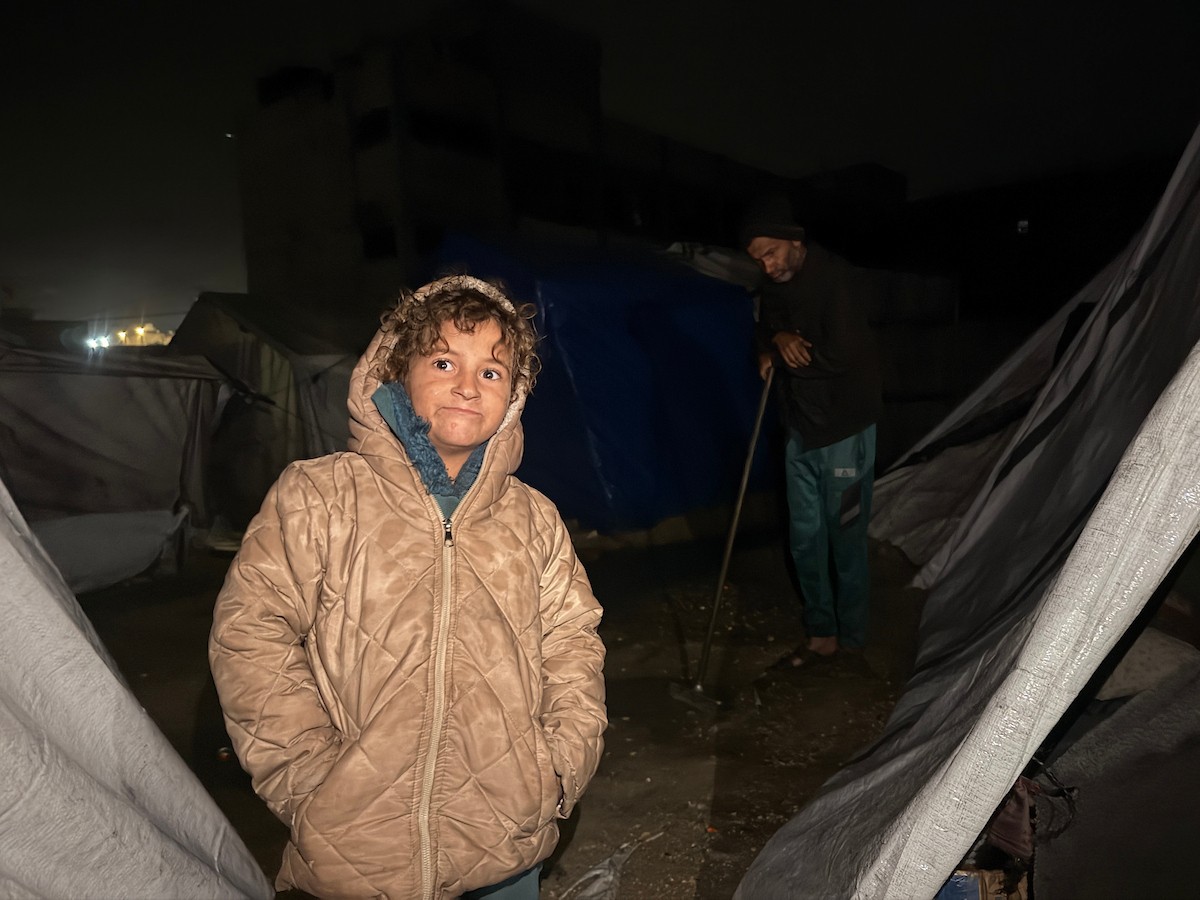 يُكافح الفلسطينيون النازحون، الذين يعيشون في خيام مؤقتة، من أجل البقاء في ظل ظروف قاسية ومعاناة متفاقمة، حيث اقتلعت الأمطار الغزيرة والعواصف العديد من خيامهم وأغرقتها في مدينة خان يونس جنوب قطاع غزة. 9 يناير/كانون الثاني 2026. صورة: محمد سلامة