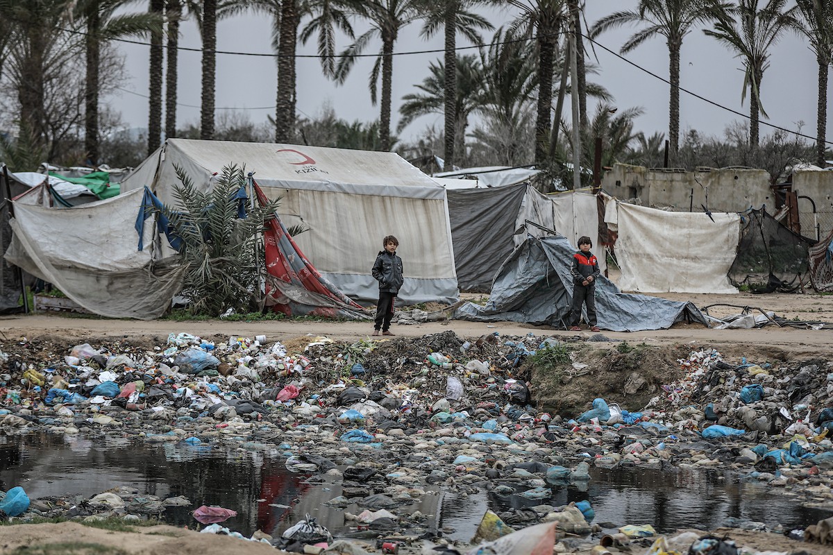 يتفقد فلسطينيون نازحون خيامهم بعد أن تضررت بشدة جراء عاصفة هوائية قوية ضربت مخيمًا للنازحين وسط قطاع غزة. 22 يناير/كانون الثاني 2026. تصوير: رمزي أبو عامر
