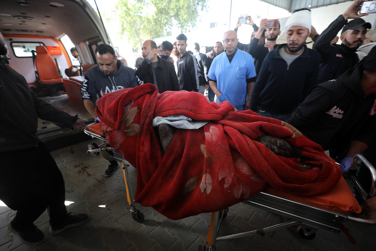 تُنقل جثث الضحايا إلى مستشفى الشفاء بعد هجوم إسرائيلي على مركز شرطة الشيخ رضوان، رغم وقف إطلاق النار في مدينة غزة، بتاريخ 31 يناير/كانون الثاني 2026. وألحق الهجوم على حي الشيخ رضوان غرب مدينة غزة أضرارًا جسيمة بالمباني والمركبات المجاورة. (صورة: عمر أشتوي)