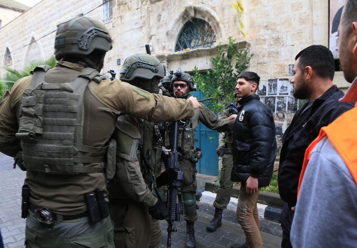 القوات الإسرائيلية تداهم عدد من المحال التجارية في السوق المركزي وتطلق النار تجاه بناية سكنية، وتوقف عدد من المواطنين في البلدة القديمة بمدينة نابلس، 1 يناير/كانون الثاني ٢٠٢٦. صورة: محمد ناصر