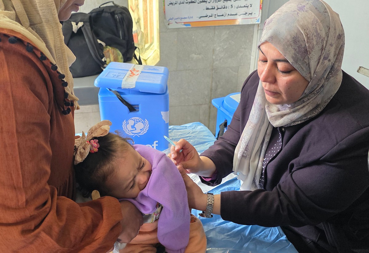 يتلقى الأطفال (دون سن الثالثة) التطعيمات في مستشفى ناصر بخان يونس جنوب قطاع غزة، 18 يناير/كانون الثاني 2026.تصوير: طارق محمد