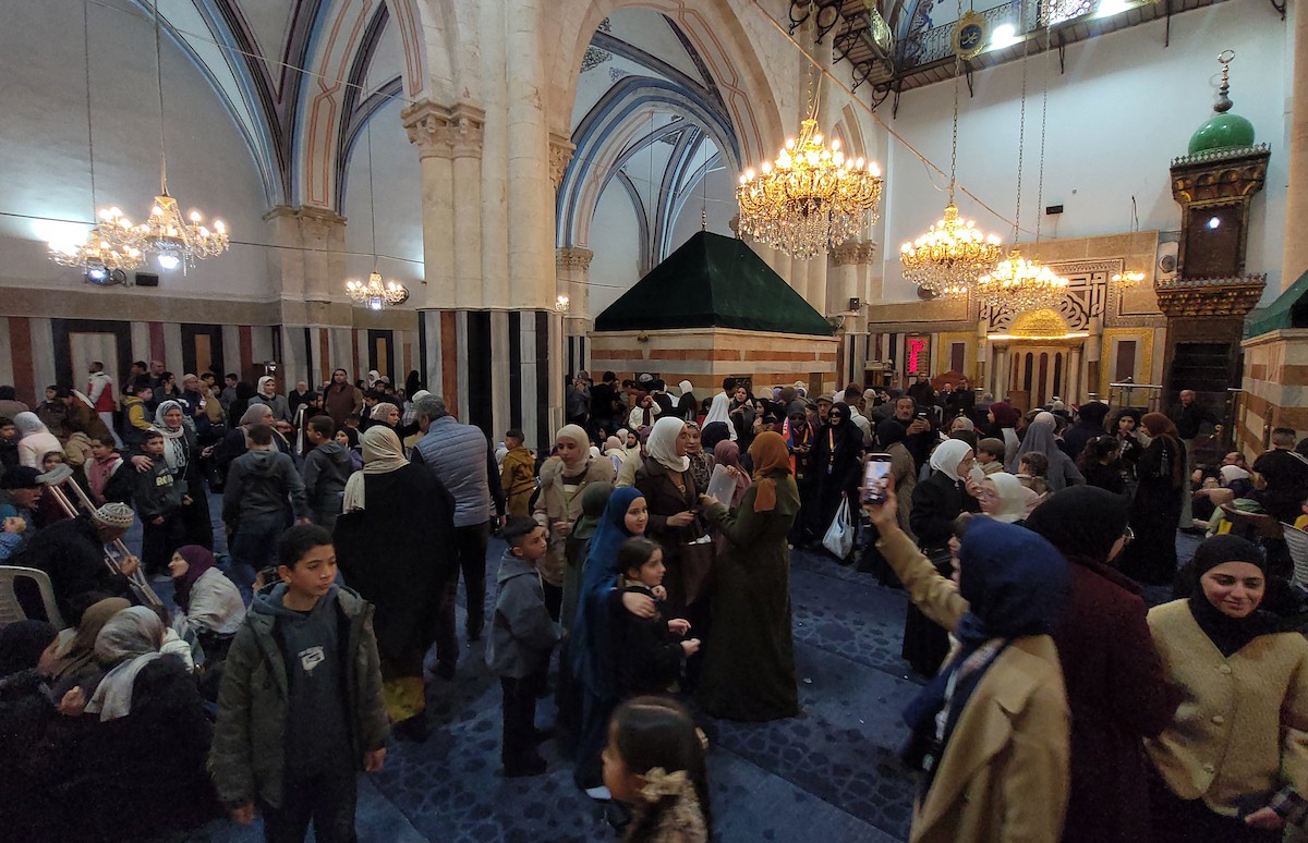 تجمّع فلسطينيون في الحرم الإبراهيمي بالخليل، الضفة الغربية، لإحياء ذكرى الإسراء والمعراج، رغم القيود الإسرائيلية وحظر الصلاة داخل المسجد، في 17 يناير/كانون الثاني 2026. (صورة: مأمون وزواز)