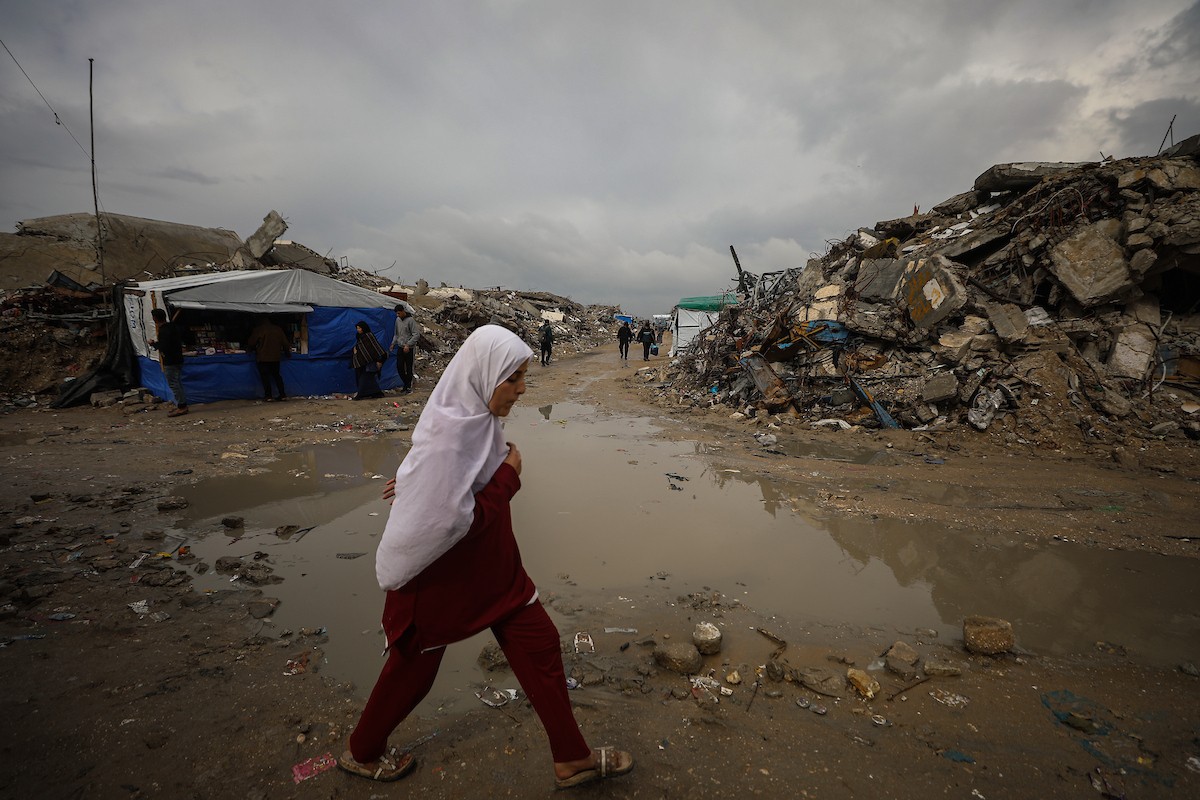 يواصل الفلسطينيون النازحون، الذين لجأوا إلى خيام مؤقتة ومدارس أو منازل متضررة بشدة، حياتهم وسط الأزمة الإنسانية المستمرة الناجمة عن الحصار الإسرائيلي في مخيم جباليا، شمال قطاع غزة، في 18 يناير/كانون الثاني 2026. صورة: عمر أشتوي