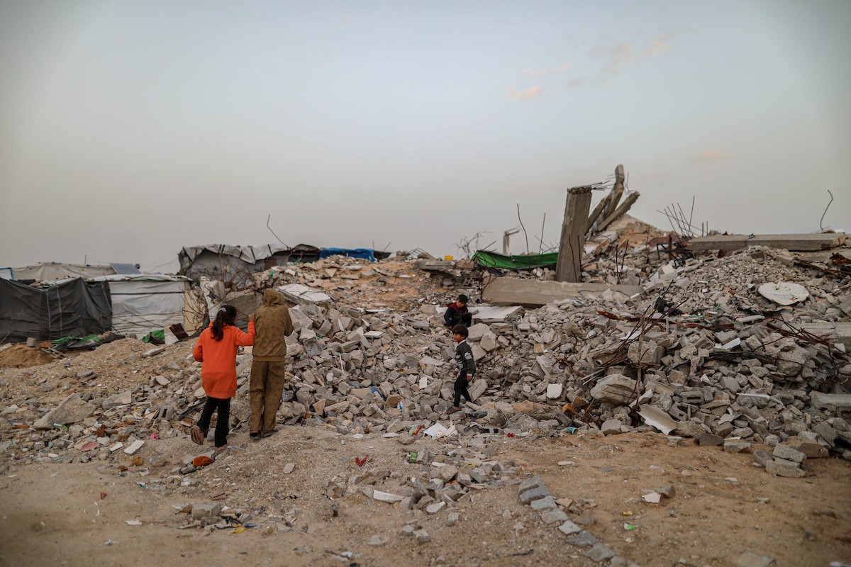 يُكافح الفلسطينيون النازحون لمواصلة حياتهم اليومية وسط الأنقاض التي خلّفتها الهجمات الإسرائيلية في جباليا، شمال قطاع غزة، في 12 يناير/كانون الثاني 2026. صورة: عمر أشتوي