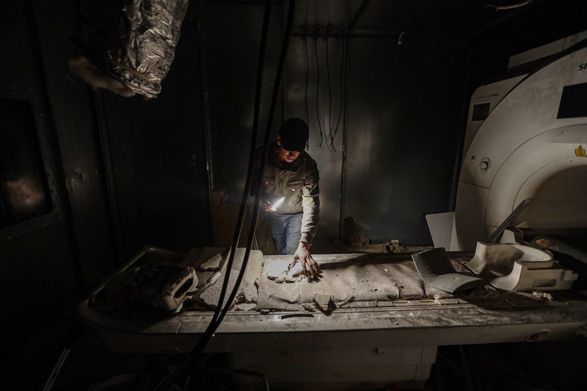 مستشفى الشفاء في غزة يفتقر إلى المعدات الطبية وتحديدًا جهاز التصوير بالرنين المغناطيسي، بعد أن دمّر الجيش الإسرائيلي معظم المعدات خلال الحرب، 31 ديسمبر/كانون الأول 2025. صورة: عمر أشتوي