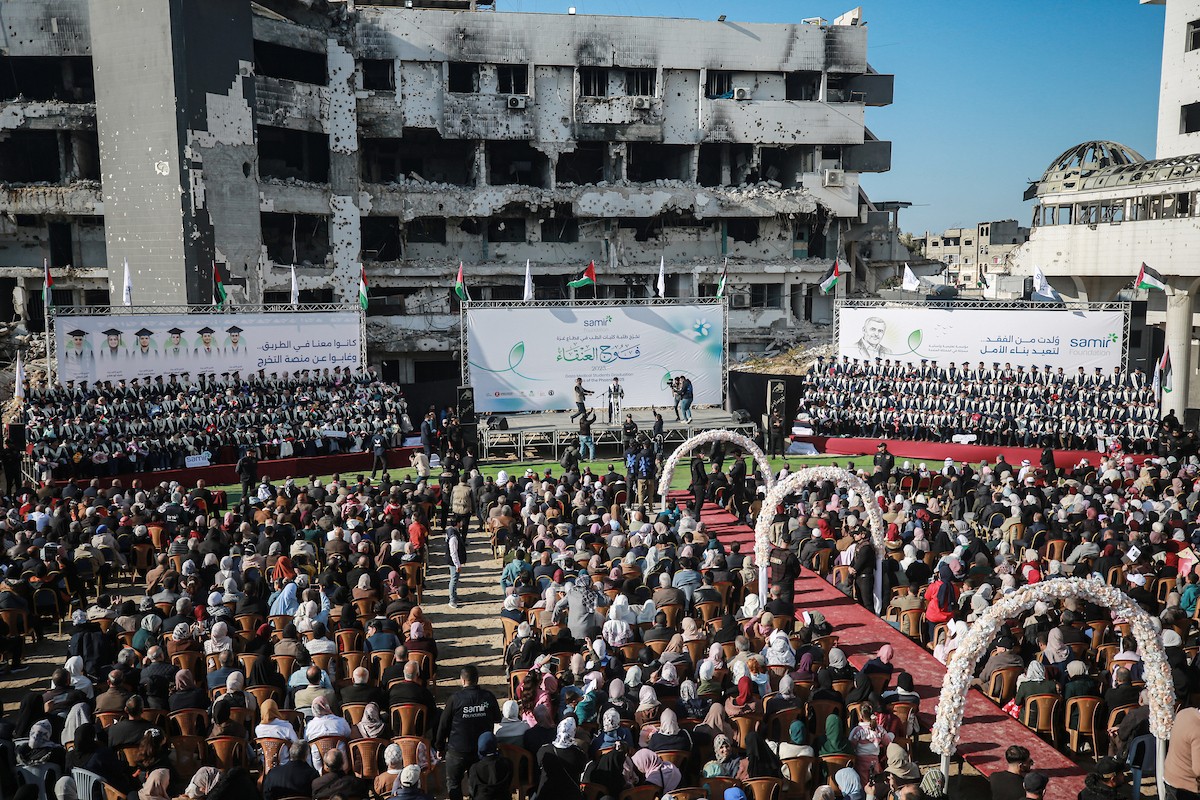 حفل تخرج لـ ٢٣٠ طالبًا وطالبةً في كلية الطب بمجمع الشفاء الطبي (مستشفى الشفاء)، الذي تضرر بشدة جراء الهجمات العسكرية الإسرائيلية على مدينة غزة في ٣ يناير/كانون الثاني ٢٠٢٦. صورة: عمر أشتوي