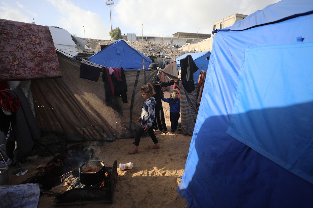 كفاح صبح (38 عامًا) فلسطينية، تكافح لإعالة أسرتها داخل خيمة ممزقة في مدينة غزة، وسط ظروف معيشية قاسية ونقص شبه تام في الضروريات الأساسية. 29 يناير/كانون الثاني 2026. تصوير: عمر أشتوي