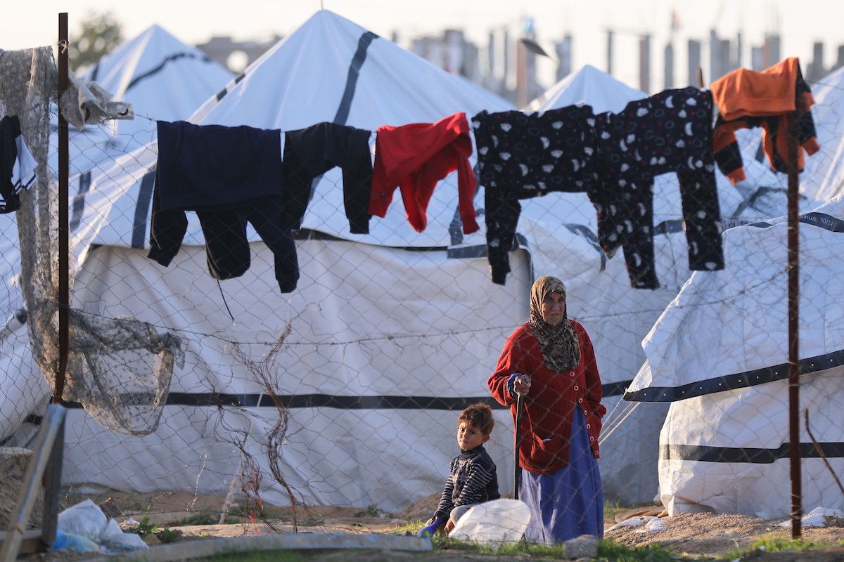 يمارس الفلسطينيون النازحون حياتهم اليومية في مخيم النصيرات بوسط قطاع غزة، في آخر يوم من عام 2025، في 31 ديسمبر/كانون الأول 2025، وسط ظروف إنسانية صعبة فرضها استمرار النزوح ونقص الاحتياجات الأساسية. صورة: رمزي أبو عامر