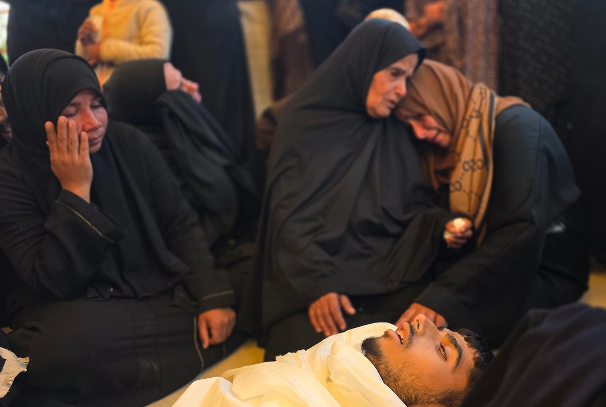 فلسطينيون يودعون جثمان الشاب محمد أسامة عمران، البالغ من العمر 19 عامًا، في مجمع ناصر الطبي بخان يونس، بعد أن استشهد برصاص القوات الإسرائيلية في وسط خان يونس، جنوب قطاع غزة. 29 يناير/كانون الثاني 2026. تصوير: طارق محمد (APA Images)