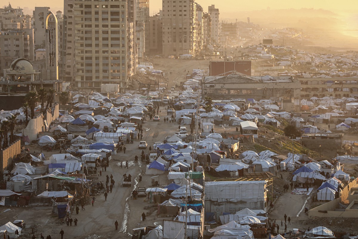 مشاهد عامة لخيام النازحين على شاطئ مدينة غزة. يعاني النازحون معاناة مضاعفة من ويلات النزاع وقسوة الأحوال الجوية، إذ لا توفر الخيام أي حماية من برد الشتاء القارس والأمطار الغزيرة، 3 يناير/كانون الثاني 2026. تصوير: عمر أشتوي