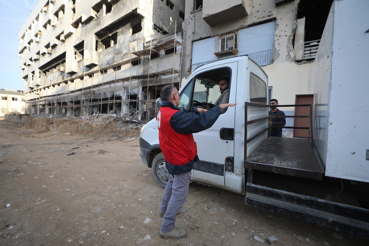 وصول 15 جثة لفلسطينيين سلمتها إسرائيل عبر اللجنة الدولية للصليب الأحمر إلى مجمع الشفاء الطبي في مدينة غزة، 29 يناير/كانون الثاني 2026. تصوير: عمر أشتوي