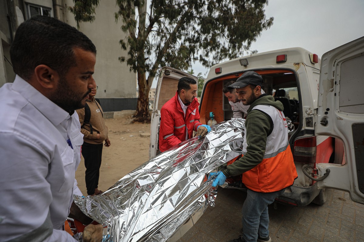 وصلت جثامين أربعة مواطنين إلى مستشفى الشفاء. قُتلوا في هجوم إسرائيلي استهدف مجموعة من المدنيين جنوب حي الزيتون في مدينة غزة. 22 يناير/كانون الثاني 2026 . صورة: عمر أشتوي