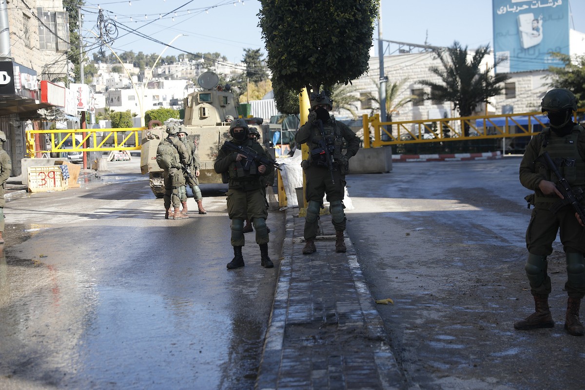 الجيش الإسرائيلي يشن عملية عسكرية واسعة النطاق في الخليل، جنوب الضفة الغربية، 19 يناير/كانون الثاني 2026. صورة: مأمون وزواز