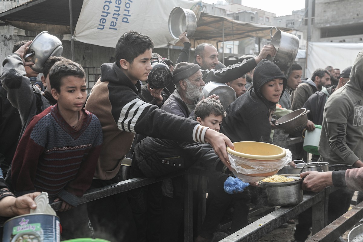تجمع فلسطينيون نازحون داخلياً في مطبخ خيري لتلقي حصص غذائية محدودة وسط نقص حاد في الغذاء، في مخيم النصيرات للاجئين وسط قطاع غزة، 21 يناير/كانون الثاني 2026. صورة: معز صالحي