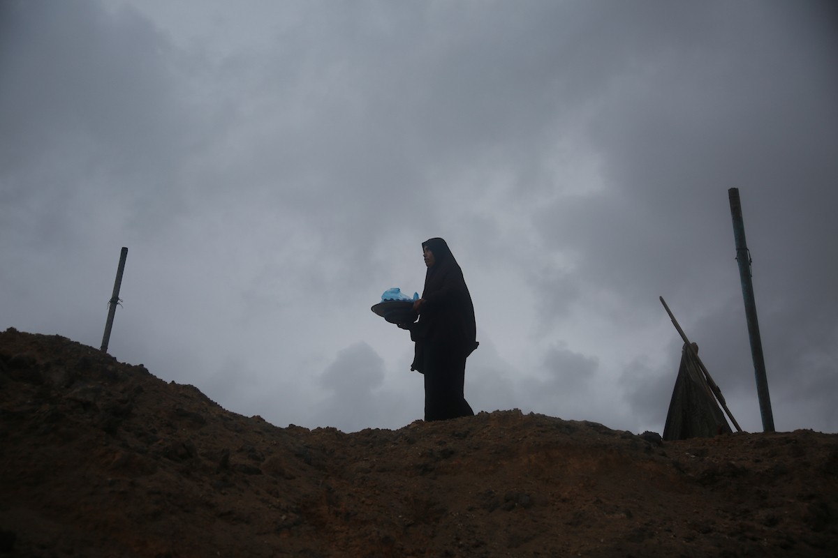 يحاول فلسطينيون استعادة ممتلكاتهم من موقع غارة جوية إسرائيلية استهدفت خيامًا في مدينة غزة ليلة أمس، 9 يناير/كانون الثاني 2026. صورة: عمر أشتوي