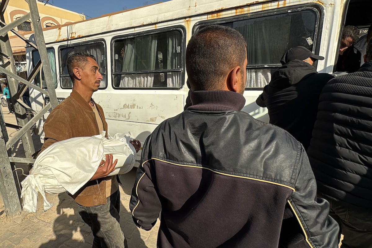 ودّع الفلسطينيون جثماني إبراهيم محمد الشنا (29 عامًا) وابنه محمد (8 أعوام) في مستشفى شهداء الأقصى بدير البلح. وقد توفي الاثنان إثر انهيار منزلهما عليهما في مخيم المغازي للاجئين وسط قطاع غزة. في غضون ذلك 5 يناير/كانون الثاني 2026. صورة: أحمد إبراهيم