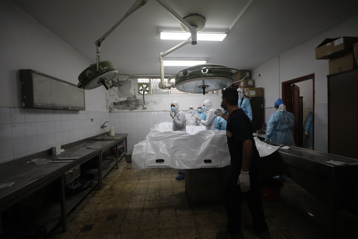 تُجري إدارة الطب الشرعي والأدلة الجنائية بوزارة العدل فحوصاتٍ لخمس عشرة جثة فلسطينية بمستشفى الشفاء في مدينة غزة، لمحاولة التعرف عليها، 30 يناير/كانون الثاني 2026. صورة: عمر أشتوي