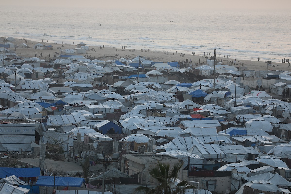 لقطاتٌ عامةٌ لخيامَ النازحين مُكدّسةً في ميناء مدينة غزة المُدمّر، ما يعكس ظروفًا معيشيةً مُزرية. ولا تزال الحياة اليومية صعبةً للغاية بالنسبة لغالبية السكان، 23 يناير/كانون الثاني 2026. صورة: عمر أشتوي