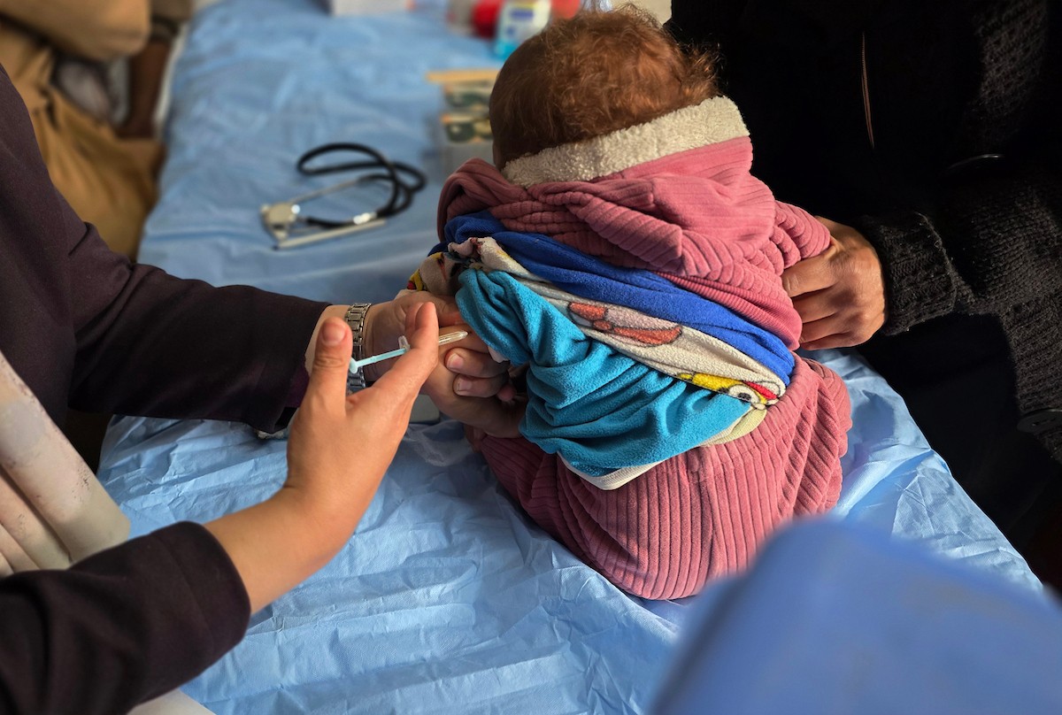 يتلقى الأطفال (دون سن الثالثة) التطعيمات في مستشفى ناصر بخان يونس جنوب قطاع غزة، 18 يناير/كانون الثاني 2026.تصوير: طارق محمد