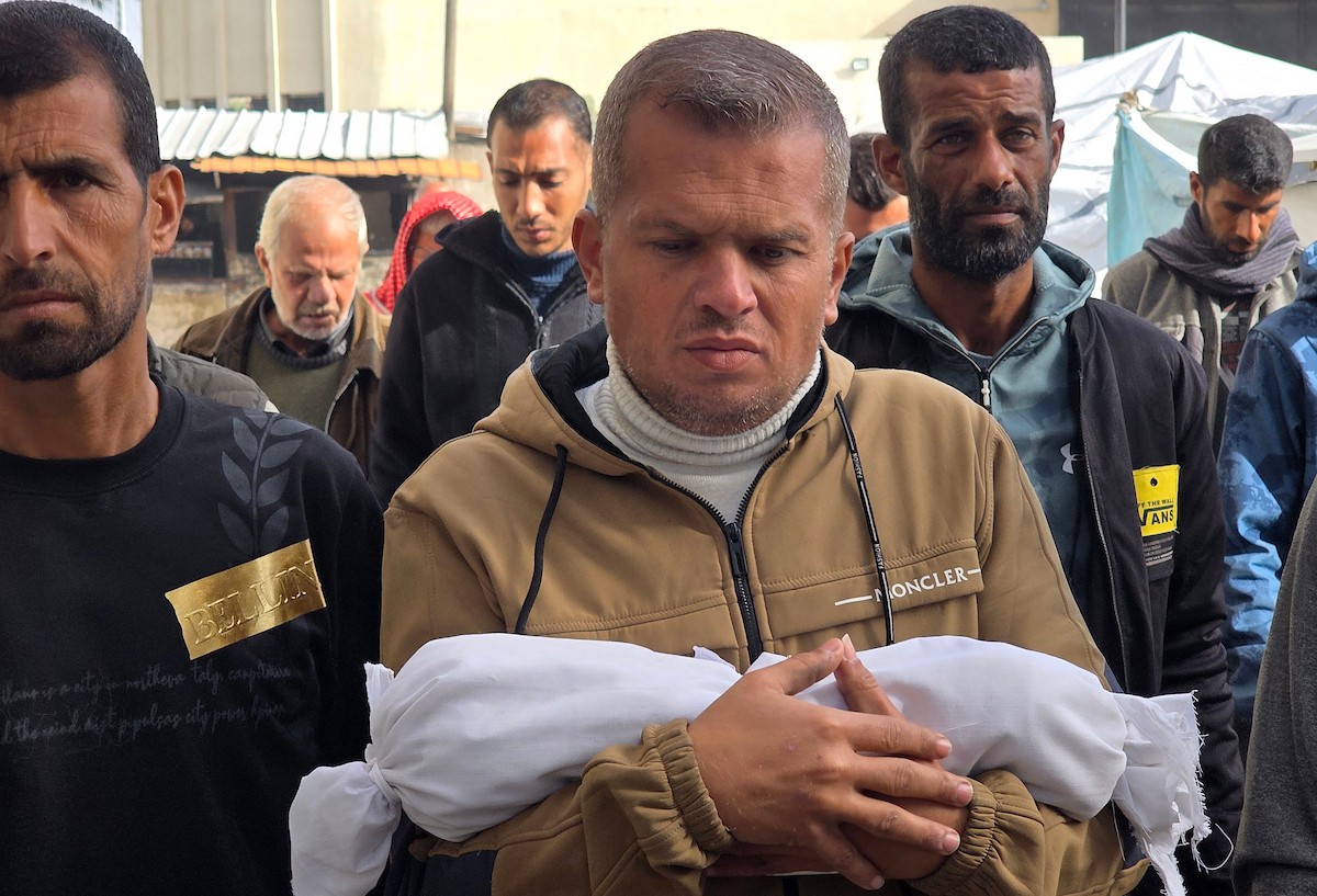 ينعى الفلسطينيون جثمان الطفلة سجود عليان في مجمع ناصر الطبي بمدينة خان يونس، جنوب قطاع غزة، في 24 يناير/كانون الثاني 2026، بعد سبعة أيام من ولادتها. (صورة: طارق محمد/وكالة الأنباء الفلسطينية)