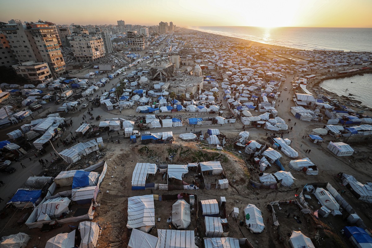 مشاهد عامة لخيام النازحين على شاطئ مدينة غزة. يعاني النازحون معاناة مضاعفة من ويلات النزاع وقسوة الأحوال الجوية، إذ لا توفر الخيام أي حماية من برد الشتاء القارس والأمطار الغزيرة، 3 يناير/كانون الثاني 2026. تصوير: عمر أشتوي