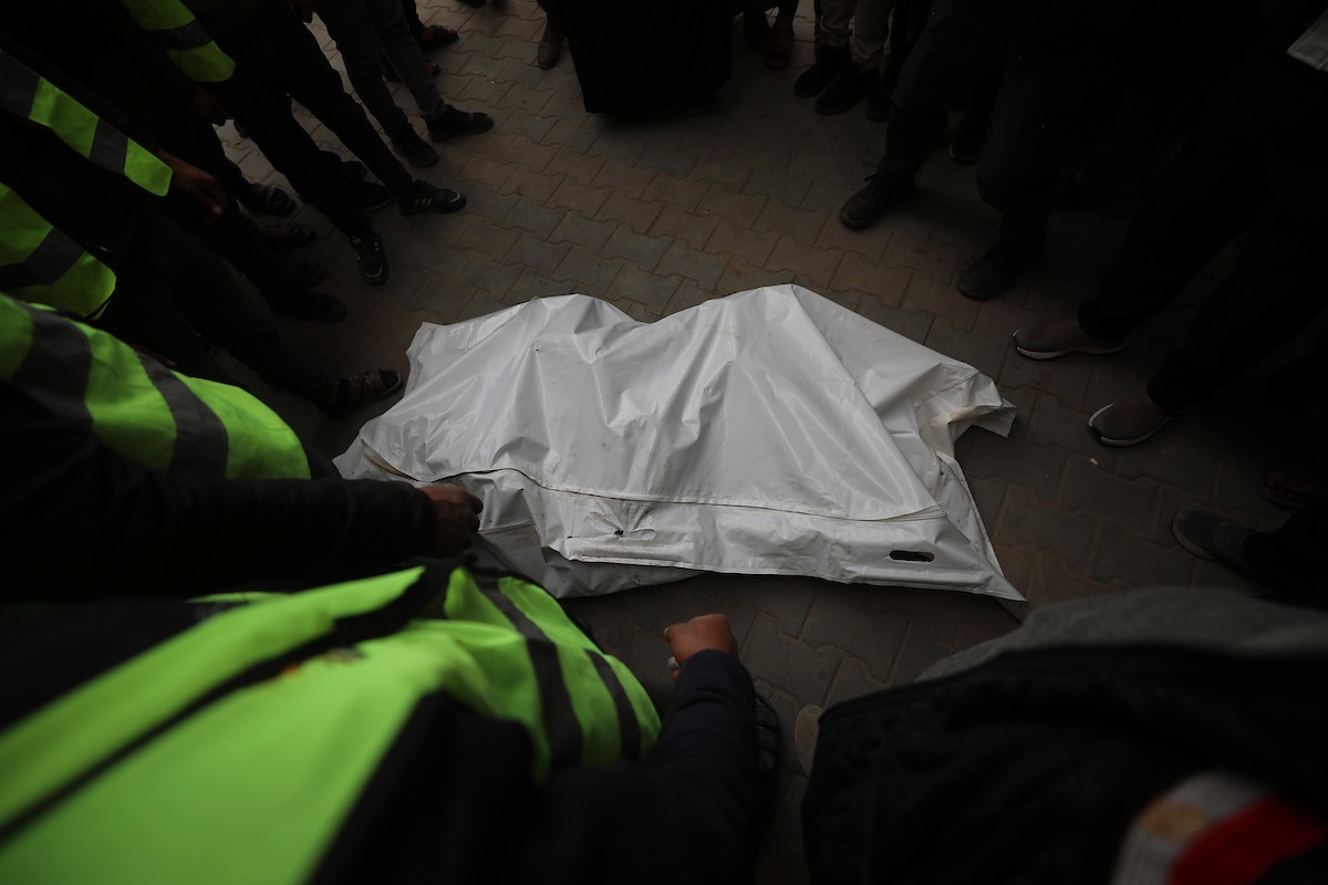 وصلت جثتا صحفيين اثنين تابعين للجنة المصرية إلى مستشفى الشفاء في غزة، بعد هجوم إسرائيلي استهدف سيارة تابعة للجنة في منطقة نتساريم وسط قطاع غزة. 21 يناير/كانون الثاني 2026. صورة: عمر أشتوي