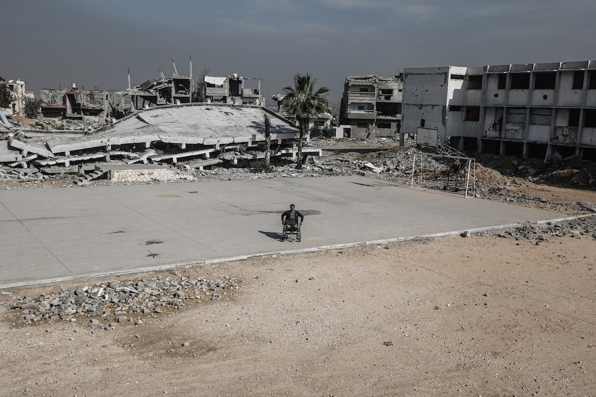  المعلّم سعيد خليل عزم (33 عامًا) أُصيب بجروح بالغة أدّت إلى بتر قدميه، جراء قصف إسرائيلي خلال الحرب على غزة، في مخيم البريج وسط القطاع،  يناير/كانون الثاني 2026. تصوير: معز صالحي