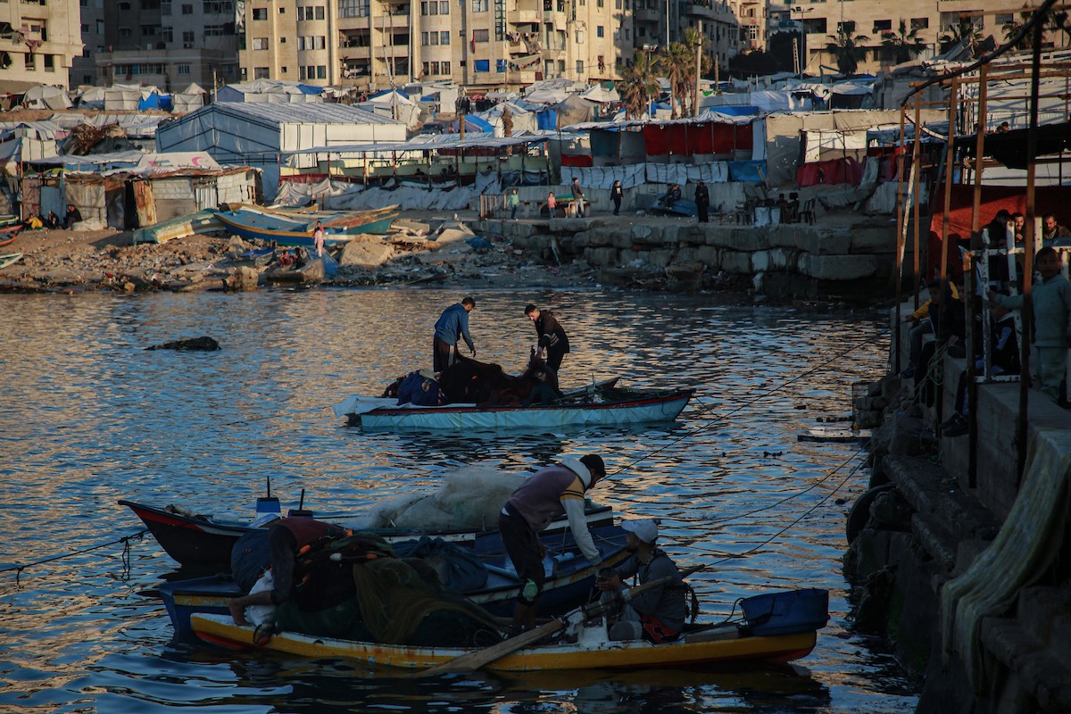 يقضي الفلسطينيون أوقاتهم على شاطئ البحر عند غروب الشمس في مدينة غزة، 16 يناير/كانون الثاني 2026. تصوير: عمر أشتوي