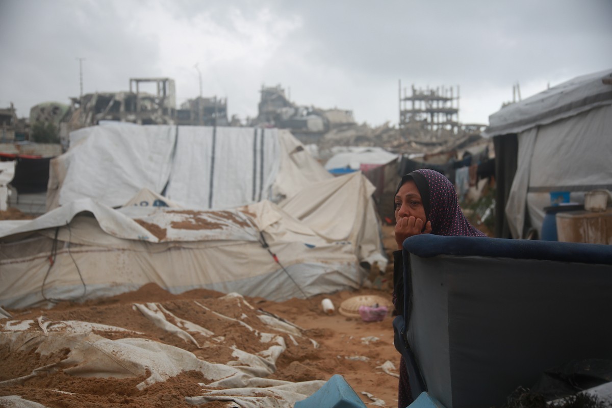 يحاول فلسطينيون استعادة ممتلكاتهم من موقع غارة جوية إسرائيلية استهدفت خيامًا في مدينة غزة ليلة أمس، 9 يناير/كانون الثاني 2026. صورة: عمر أشتوي