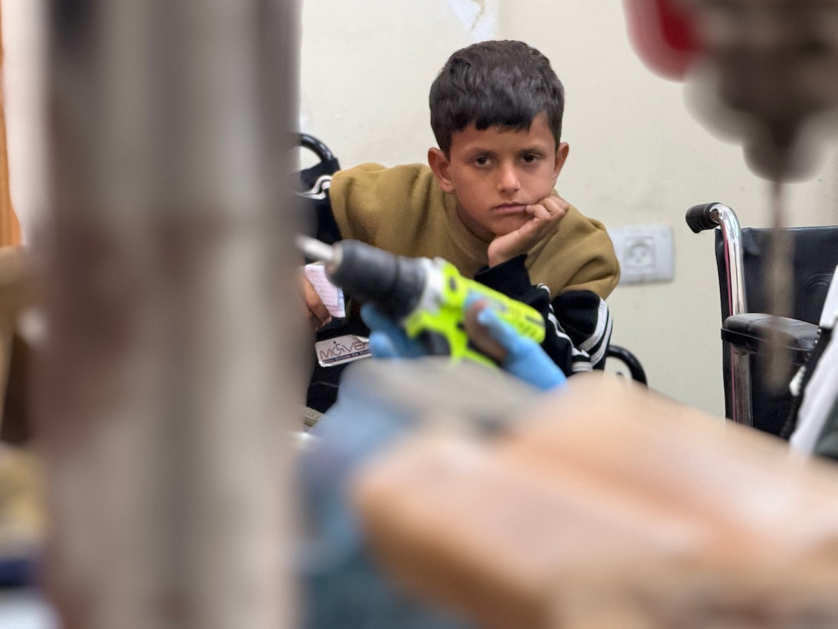 الفلسطيني رمزي الفجم يصلح كراسي متحركة لجرحى قطاع غزة متحديا إعاقته الشخصية ونقص المعدات الطبية ، خان يونس، جنوب قطاع غزة، 20 يناير/كانون الثاني 2026 تصوير: محمد سلامة / وكالة الأنباء الفلسطينية (APA Images)