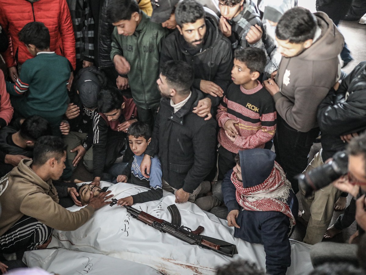 موكب جنازة فلسطينيين اثنين استشهدا في هجوم إسرائيلي على مخيم المغازي للاجئين وسط قطاع غزة. 30 يناير/كانون الثاني 2026. تصوير: رمزي أبو عامر