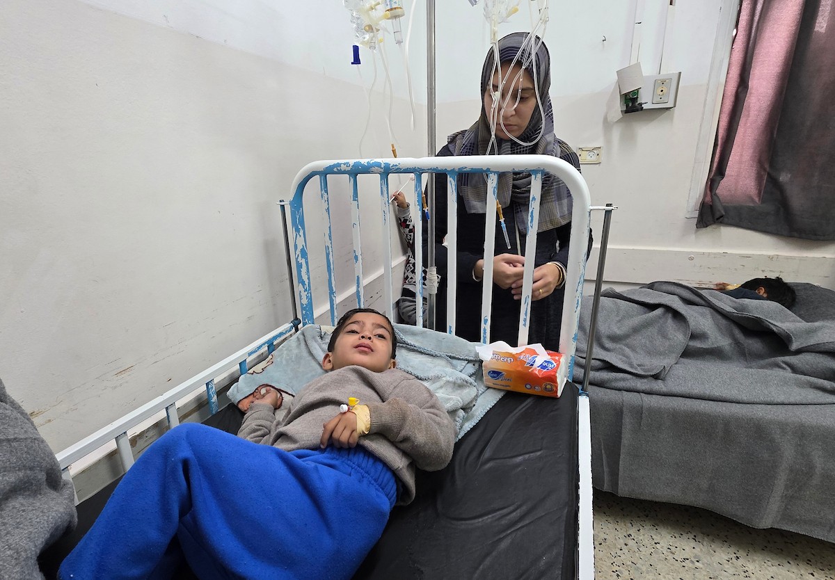 يتلقى أطفال مصابون بالتهاب السحايا العلاج في مستشفى ناصر بخان يونس، وسط تحذيرات طبية من تفشٍّ مقلق للمرض داخل خيام النازحين، 30 يناير/كانون الثاني 2026. تصوير: طارق محمد