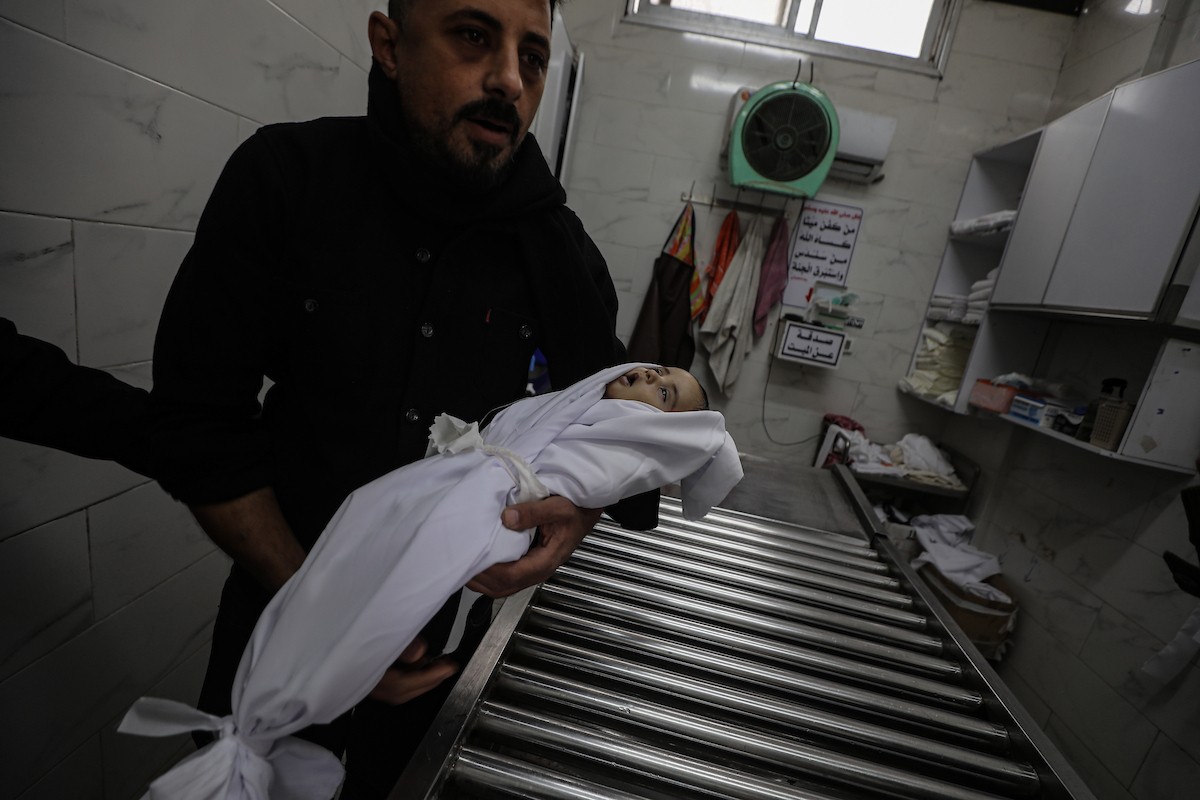 توفي الطفل علي أبو زور، البالغ من العمر ثلاثة أشهر، والذي وصل إلى مستشفى الشفاء في مدينة غزة، متأثراً بموجة البرد القارس التي ضربت مخيمات النازحين في غزة. 22 يناير/كانون الثاني 2026. صورة: عمر أشتوي