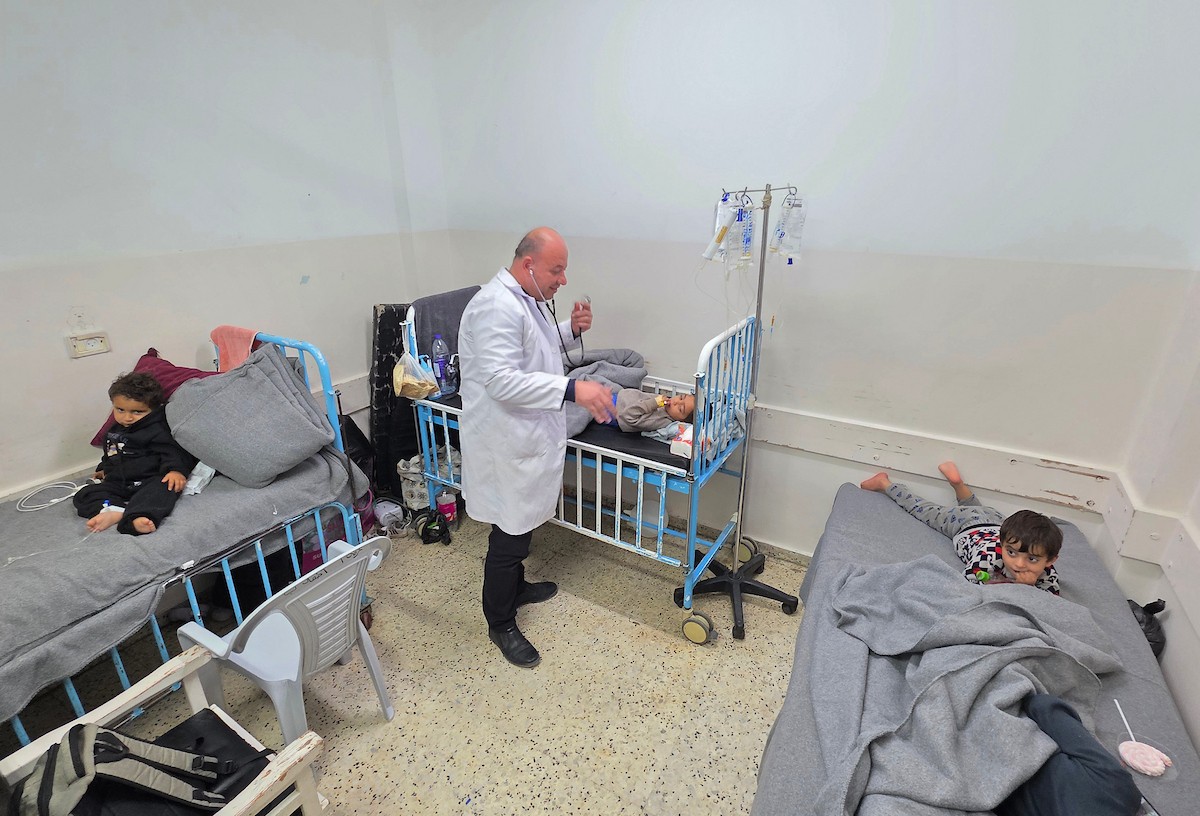 يتلقى أطفال مصابون بالتهاب السحايا العلاج في مستشفى ناصر بخان يونس، وسط تحذيرات طبية من تفشٍّ مقلق للمرض داخل خيام النازحين، 30 يناير/كانون الثاني 2026. تصوير: طارق محمد