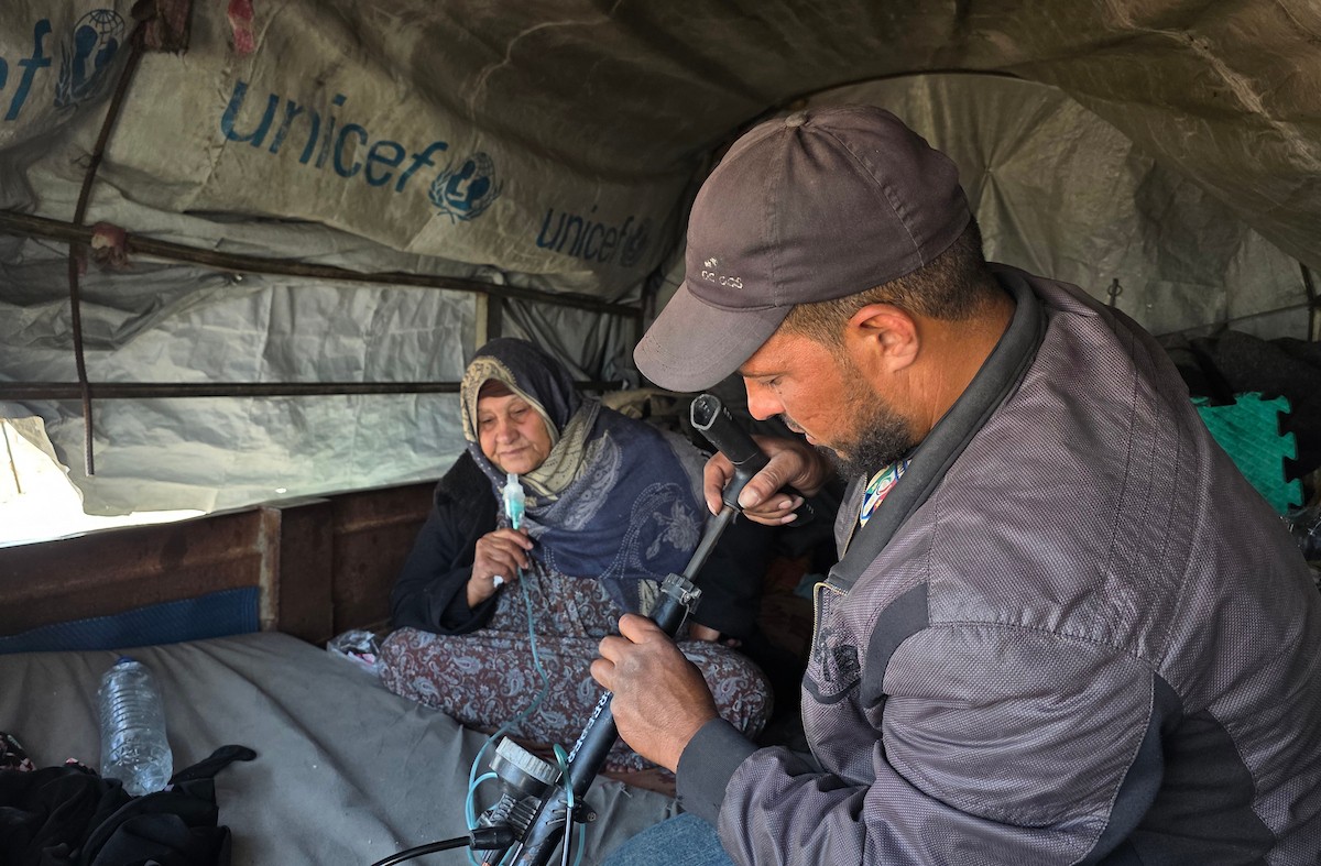 يعيش الفلسطيني سامي أبو سعادة مع والدته داخل عربة جرار، ويستخدم مضخة نفخ مطاطية لمساعدة والدته التي تعاني من صعوبة في التنفس. خان يونس، جنوب قطاع غزة، 7 يناير/كانون الثاني 2026، صورة: طارق محمد