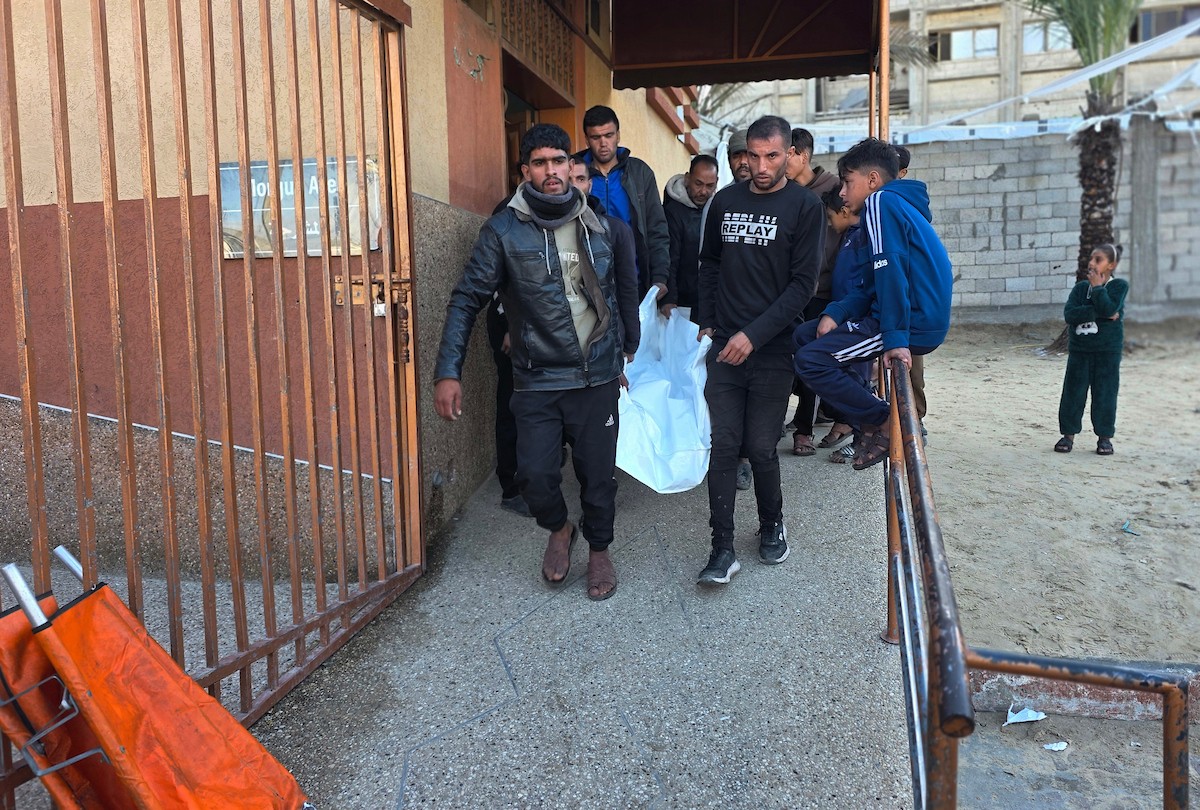 ودّع فلسطينيون فراس أحمد أبو شنب وأحمد حسام نعيم، اللذين استشهدا بنيران الجيش الإسرائيلي في خان يونس، جنوب قطاع غزة. 2 يناير/كانون الثاني 2026. صورة: طارق محمد