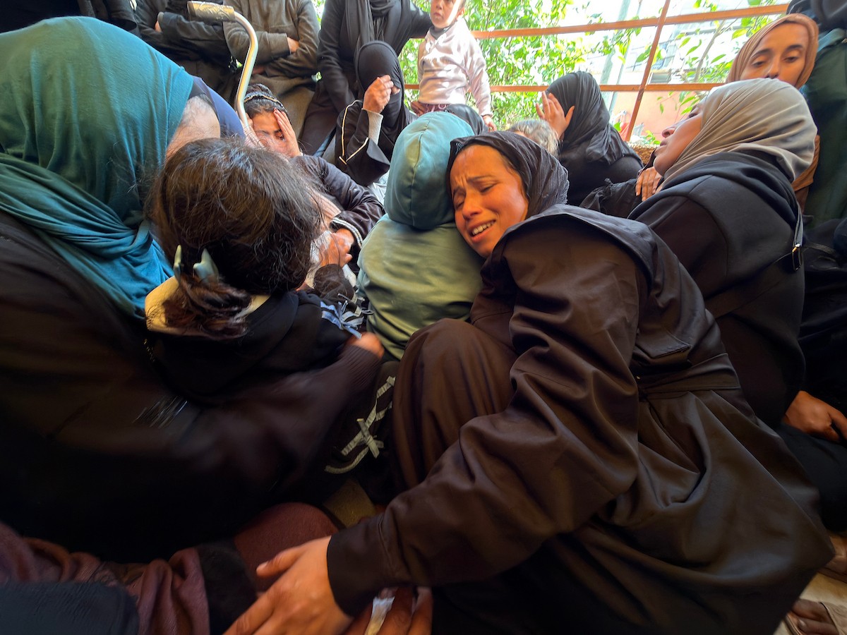 فلسطينيون ينعون جثمان رجل في مجمع ناصر الطبي بخان يونس جنوب قطاع غزة بعد وصوله إلى المستشفى إثر إصابته بجروح جراء غارة إسرائيلية، ١٠ يناير/كانون الثاني ٢٠٢٦. تصوير: محمد سلامة