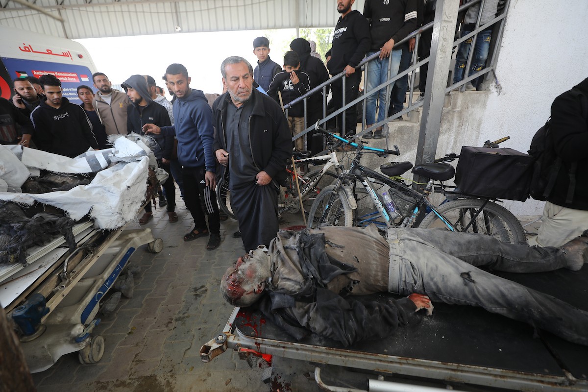 تُنقل جثث الضحايا إلى مستشفى الشفاء بعد هجوم إسرائيلي على مركز شرطة الشيخ رضوان، رغم وقف إطلاق النار في مدينة غزة، بتاريخ 31 يناير/كانون الثاني 2026. وألحق الهجوم على حي الشيخ رضوان غرب مدينة غزة أضرارًا جسيمة بالمباني والمركبات المجاورة. (صورة: عمر أشتوي)