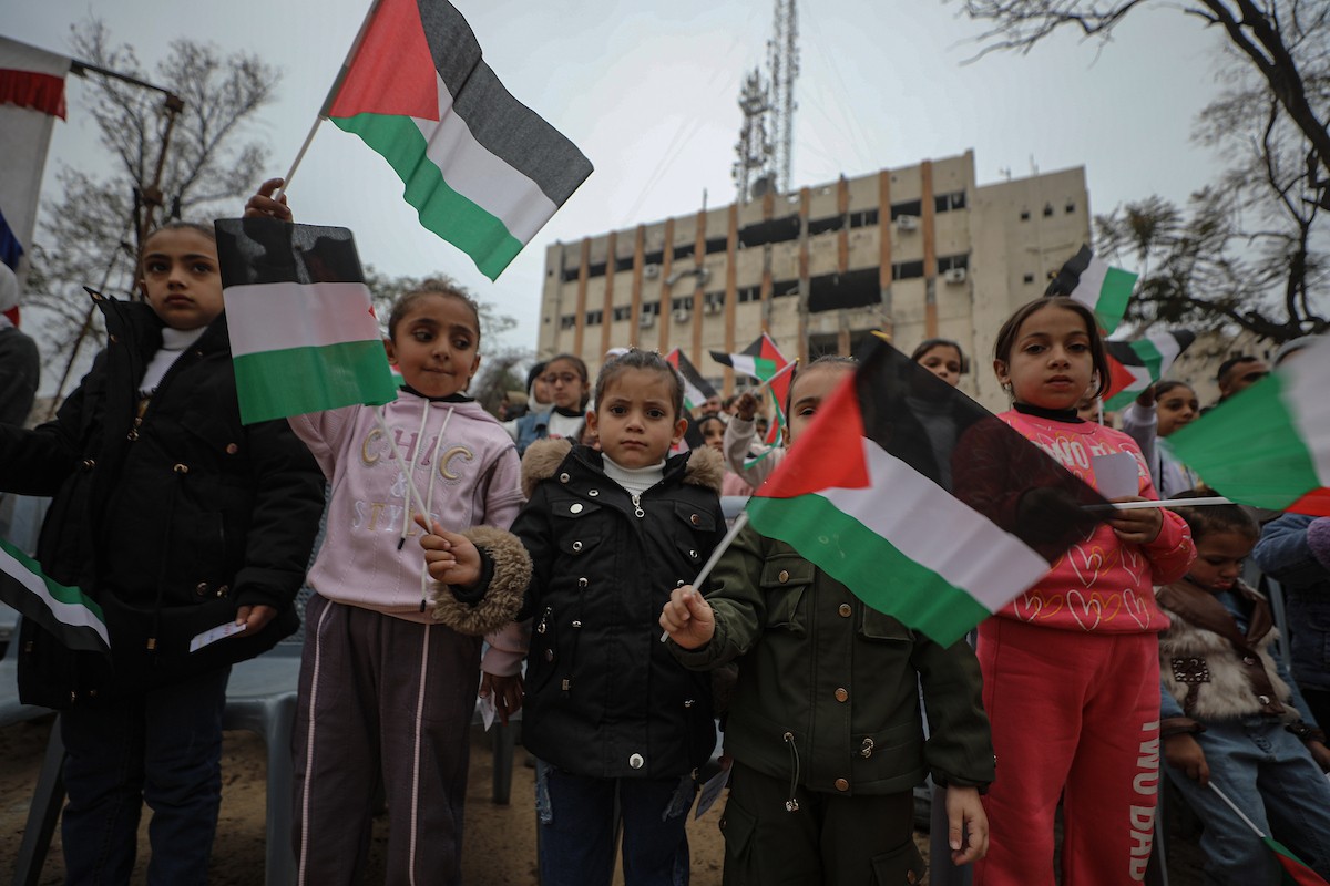 ناجون، جميعهم بلا عائلات، يشاركون في فعالية ترفيهية خاصة في الحديقة العامة بمدينة غزة، 22 يناير/كانون الثاني 2026. تصوير: عمر أشتوي