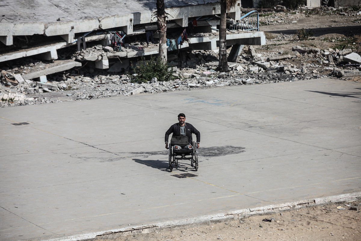  المعلّم سعيد خليل عزم (33 عامًا) أُصيب بجروح بالغة أدّت إلى بتر قدميه، جراء قصف إسرائيلي خلال الحرب على غزة، في مخيم البريج وسط القطاع،  يناير/كانون الثاني 2026. تصوير: معز صالحي